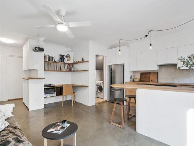 Light filled, 2 bedroom Apartment
