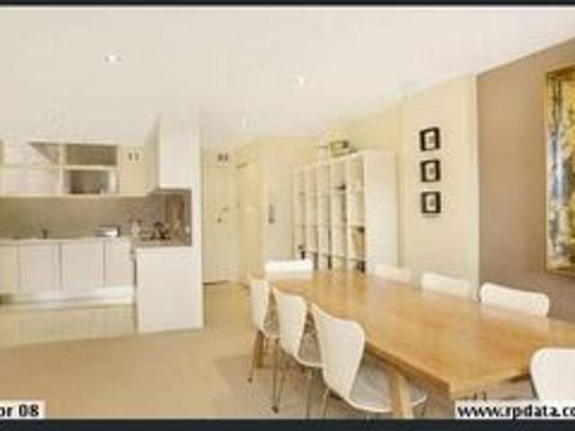 Light filled 2 Bedroom Apartment with City Outlook