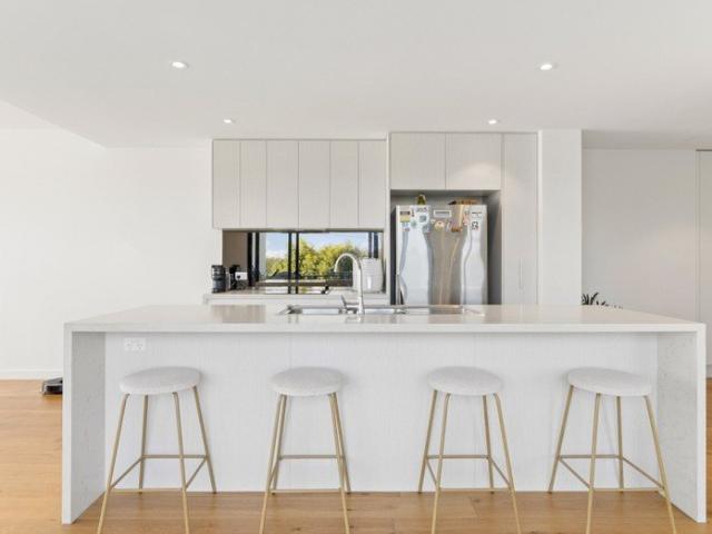 Light Filled 2 Bedroom Apartment in Boutique Norman Park Complex