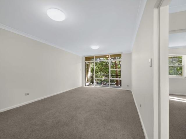 Light Filled 2 Bedroom Apartment in Central Location