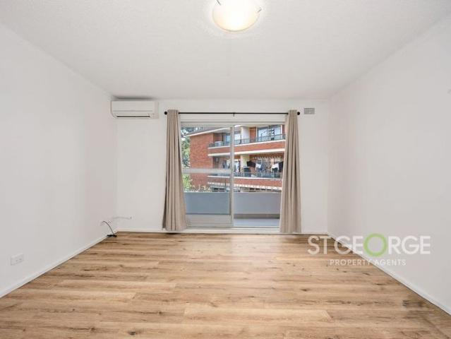 Light Filled 2 Bedroom Apartment in Prime Riverwood Location