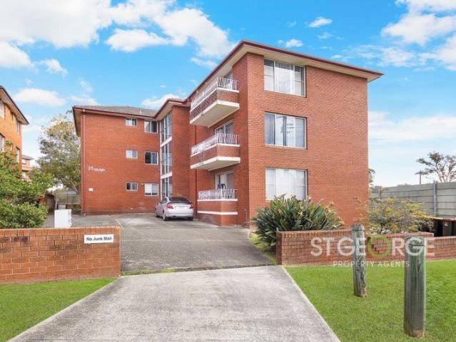 Light Filled 2 Bedroom Apartment in Prime Riverwood Location