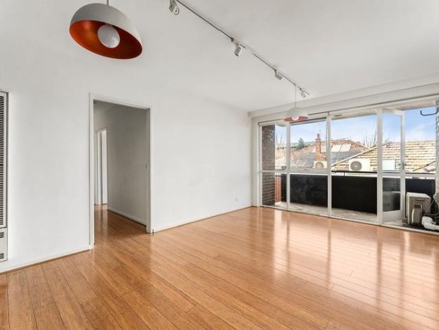 Light Filled 2 Bedroom Apartment in St Kilda East