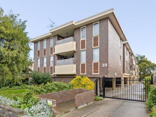 Light Filled 2 Bedroom Apartment in St Kilda East