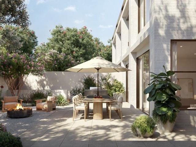 Light Filled 2 Bedroom Hampton Apartment with Private Courtyard