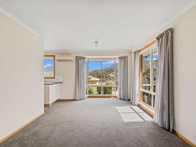 Light Filled 2 Bedroom Home with Views in Geilston Bay