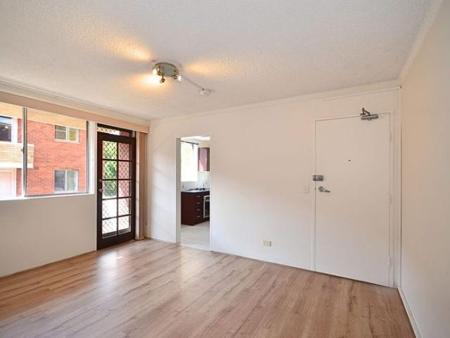 Light filled 2 bedroom unit!