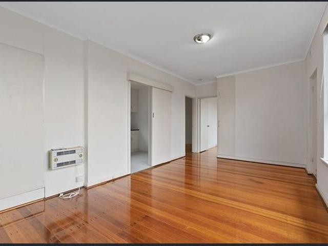 Light filled 2 bedroom unit in prime Kew location
