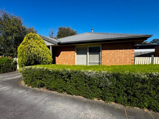 Light Filled 2 Bedroom Unit in Quiet, Low Maintenance Complex