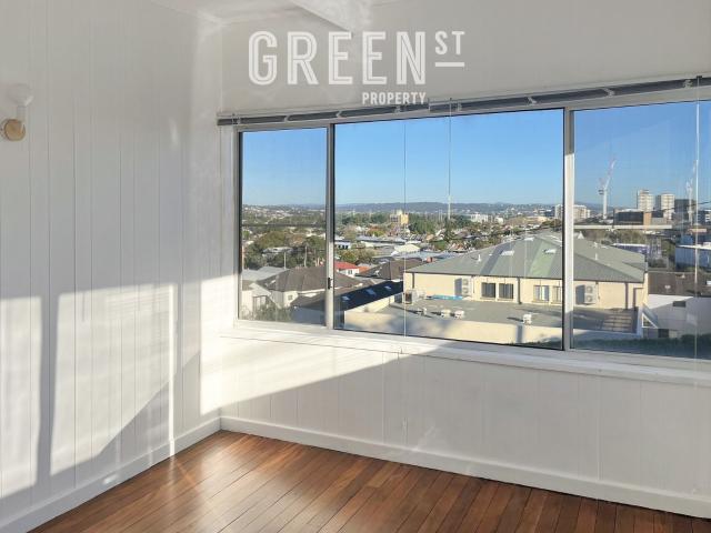 Light Filled 2 Bedroom Unit with City Views