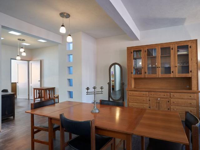 Light filled 2 BR Contemporary Apt Fully Furnished, 10 min Flat Walk to Centro