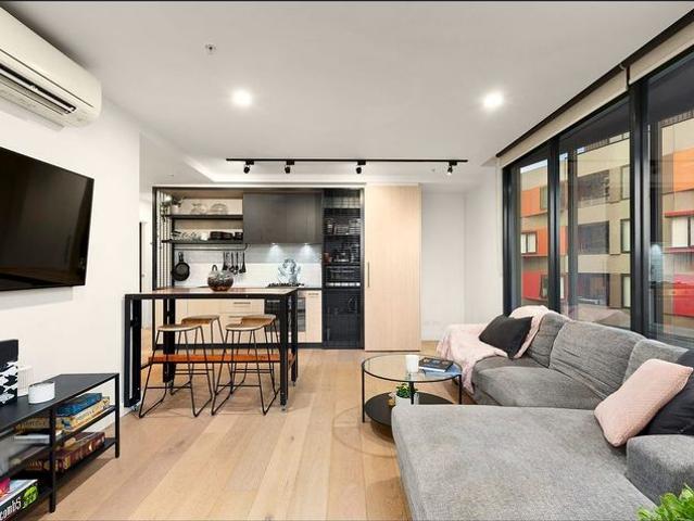 LIGHT FILLED 2BR/2BTH, WALK TO EVERYTHING!