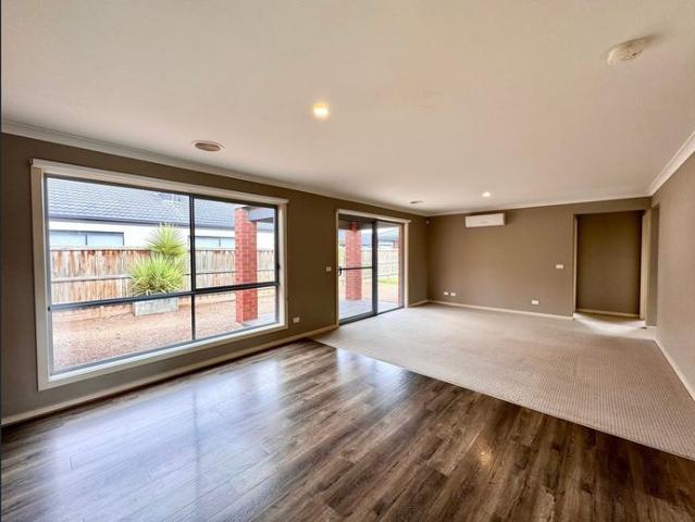 Light filled 4 Bedroom House in the Heart of Wyndham Vale