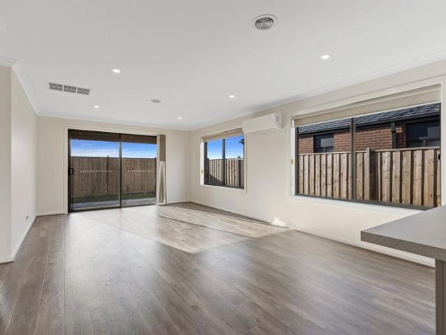 Light filled 4 Bedroom House in the Heart of Wyndham Vale