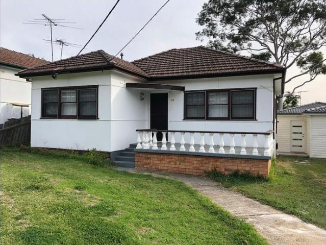 Light filled 4 Bedroom House BIRRONG