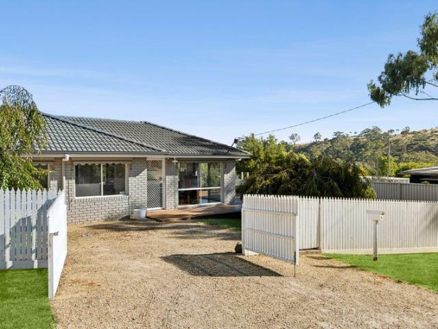 Light Filled Country Escape Close to Daylesford & Hepburn Springs