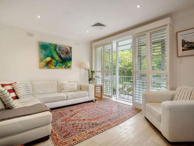 Light Filled Coastal Apartment in a Convenient Avalon Setting