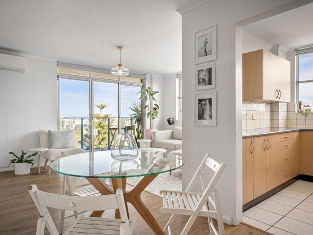 Light filled coastal apartment with sweeping ocean views