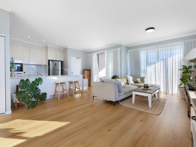Light Filled Coastal Living with Skyline & Hinterland Views