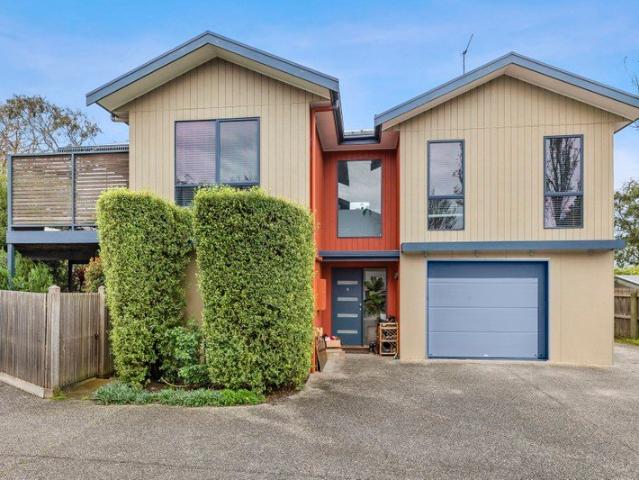 Light filled coastal living with space, flexibility & investment appeal