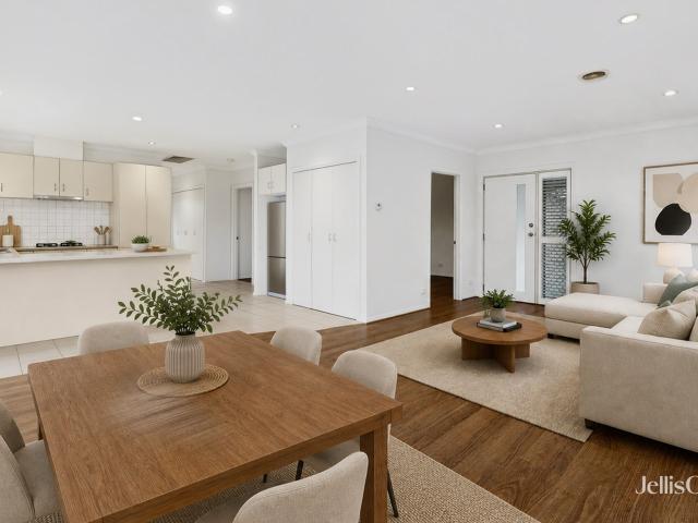 Light Filled Comfort with Effortless Indoor Outdoor Living