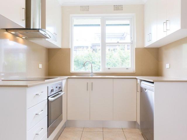 LIGHT FILLED, COMFORTABLE APARTMENT IN NEUTRAL BAY