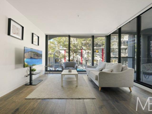 Light Filled Contemporary Apartment in a Connected Waterloo Setting