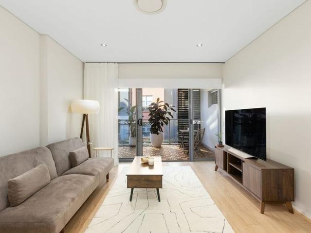 Light Filled Contemporary Living with Separate Study Nook