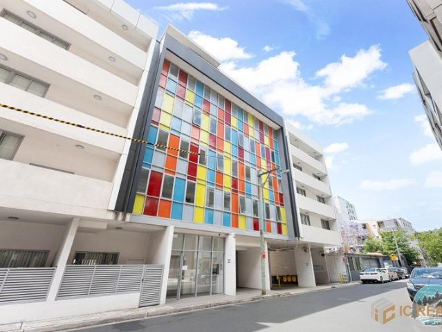 Light Filled Contemporary Living in a Convenient Central Setting