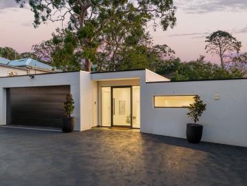 Light Filled Contemporary Living in a Sought After Oatley Location