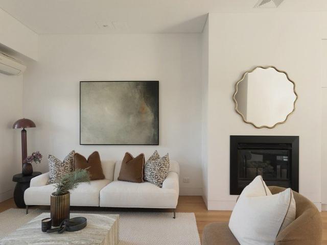 Light Filled Contemporary Style Entertainer a Stroll to Amenities