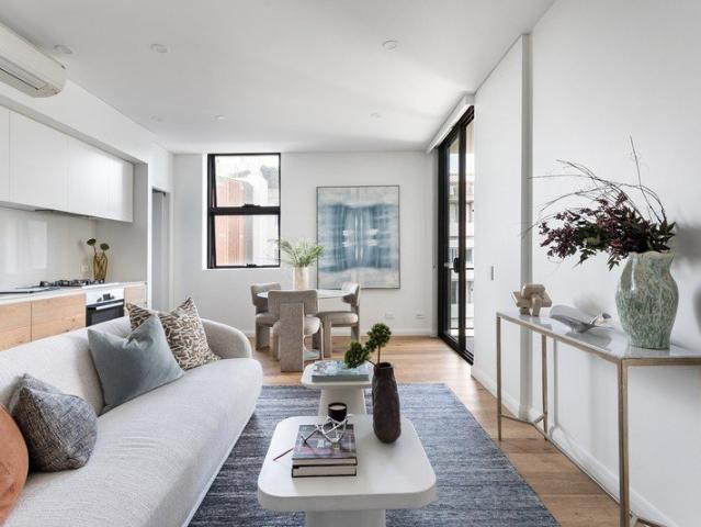 Light Filled Contemporary Style Living in Prime Cosmopolitan Position