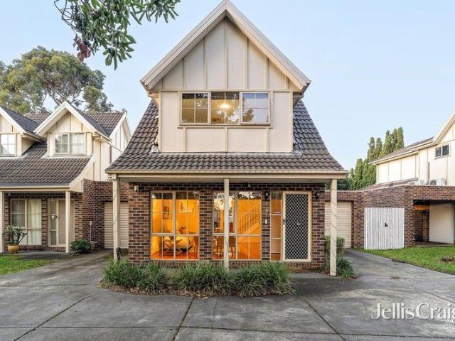 Light Filled Contemporary Townhouse in Prime Location