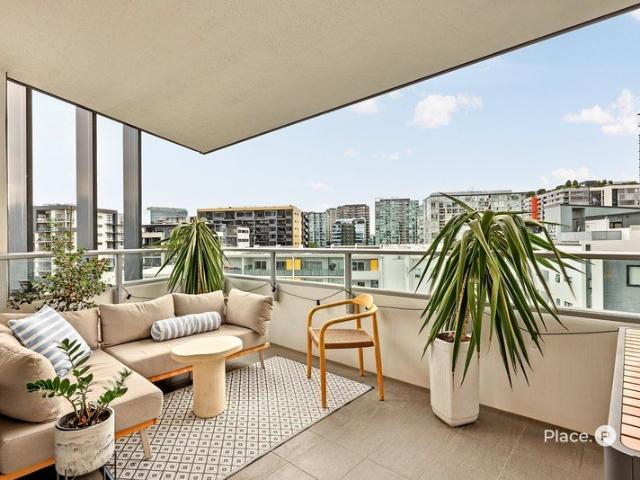 Light Filled Corner Positioned Apartment in an Unrivalled Lifestyle Location