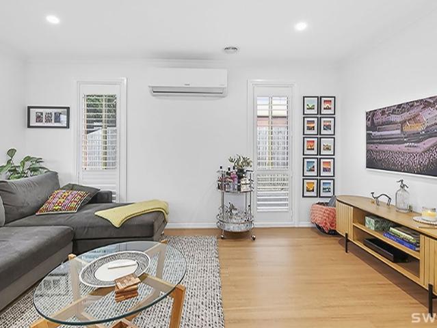 Light filled cosy unit in quiet court location