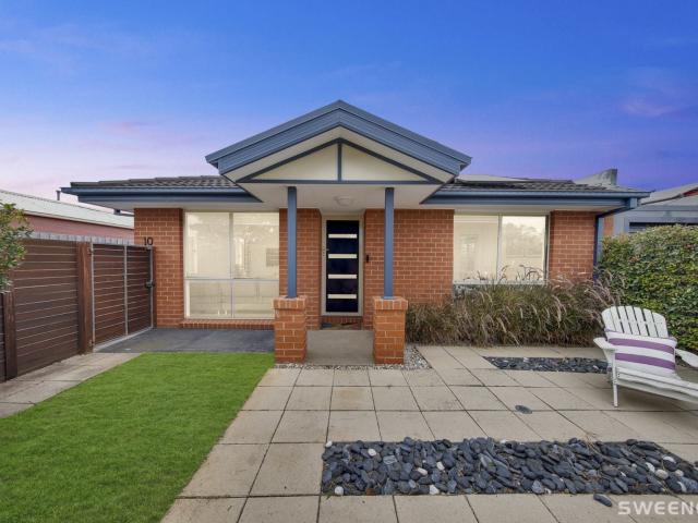 Light filled cosy unit in quiet court location