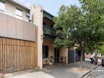 Light Filled, City Edge Living with Versatility & Independence