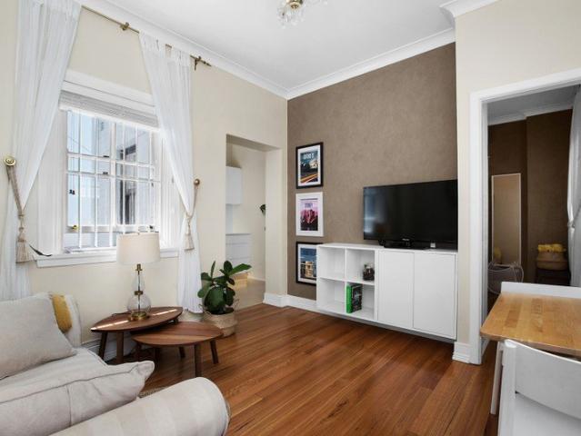 Light Filled And Modern Apartment in Boutique Block