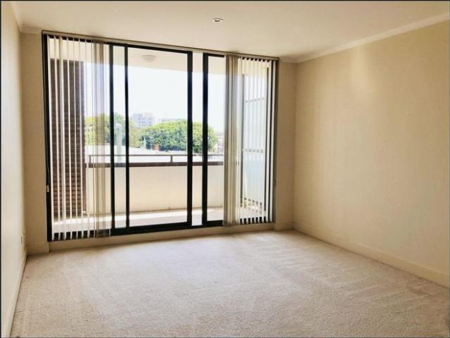 LIGHT FILLED AND MODERN ONE BEDROOM APARTMENT