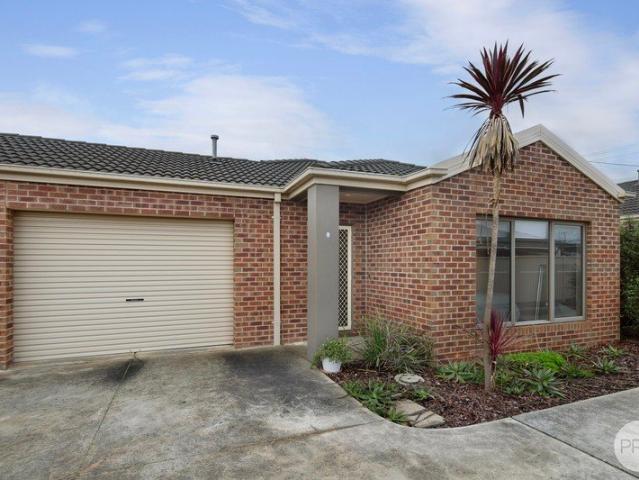 Light Filled and Low Maintenance Townhouse in Popular Sebastopol