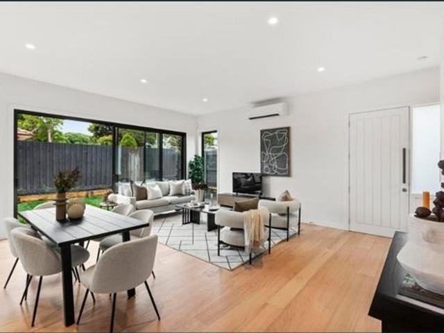 Light Filled and Super Spacious Townhome