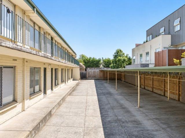 Light Filled Apartment in a Convenient Location