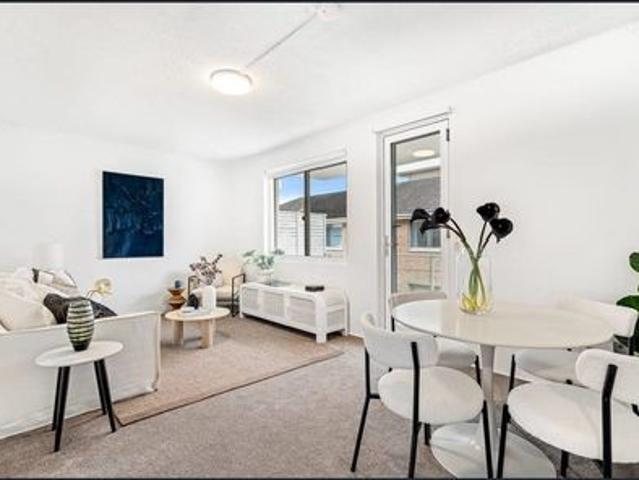 Light Filled Apartment in a Boutique Block Moments from the Beach