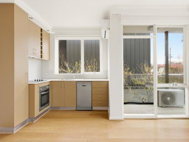 Light Filled Apartment in a Blue Chip Location