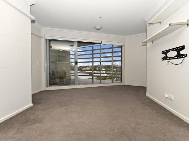 Light Filled Apartment in a Prime Brunswick Location