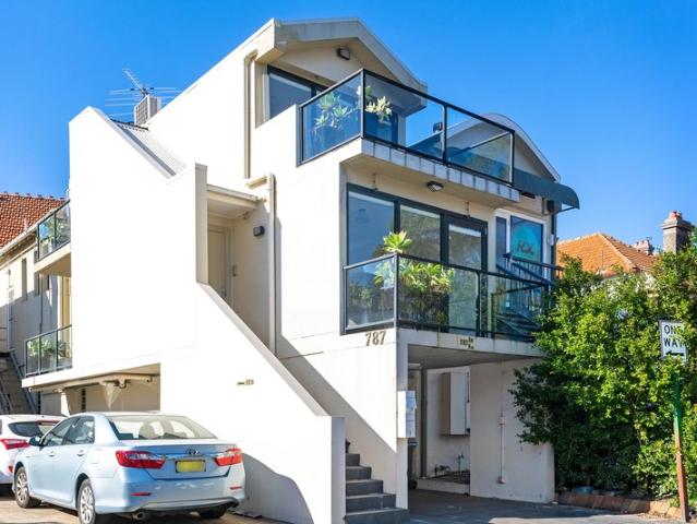 LIGHT FILLED APARTMENT IN HEART OF MOSMAN VILLAGE