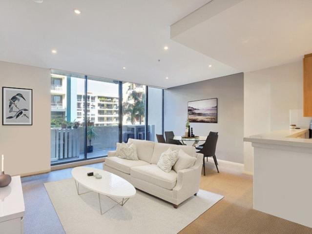 Light Filled Apartment in Sought After 'Lumina'