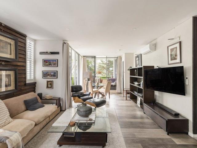 Light filled apartment in the well regarded 'Aero' complex