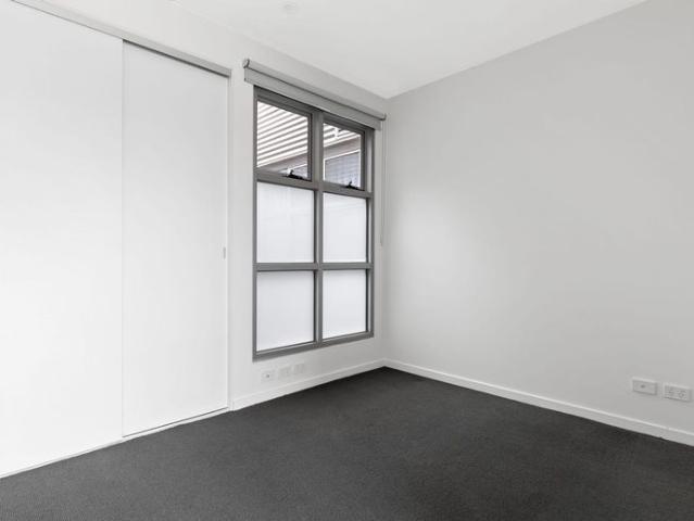 Light Filled Apartment in the Heart of Windsor
