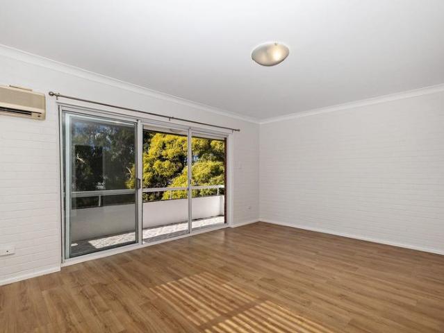 LIGHT FILLED APARTMENT IN THE HEART OF ADAMSTOWN